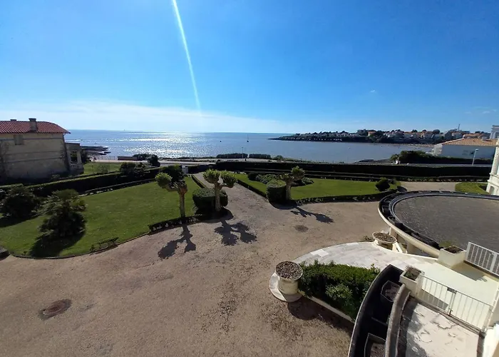 - Vue Magique Pour Cet Au 1er Etage - Du Golf *